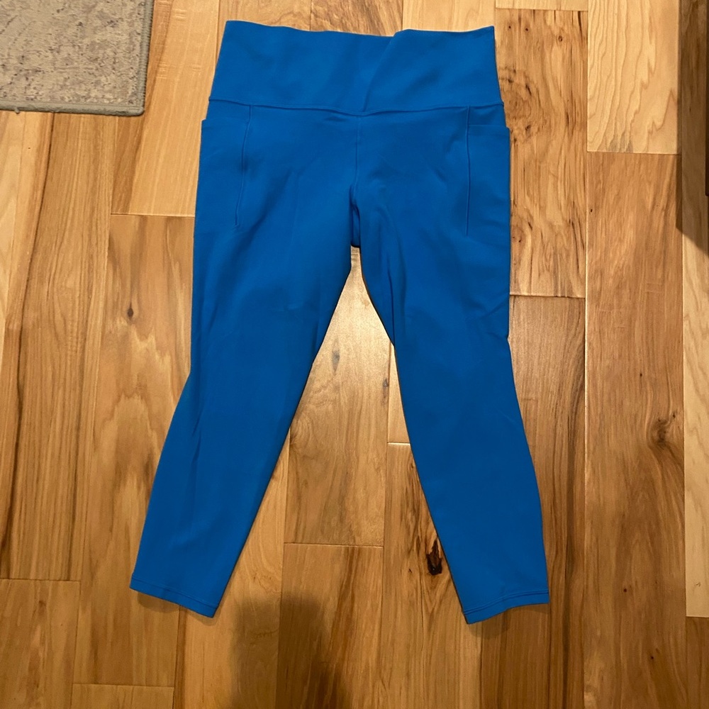 Women’s Atleta Blue salutation stash 7/8 Leggings